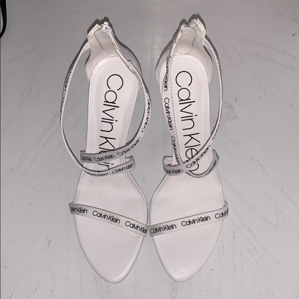 ❌SOLD❌Calvin Klein
Gennovah Cross Strap Sandal - Picture 5 of 7